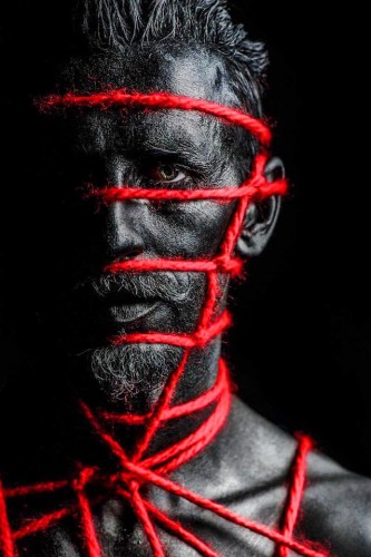 Чтобы отвлечься от страха смерти, приходится делать вид, что живёшь.