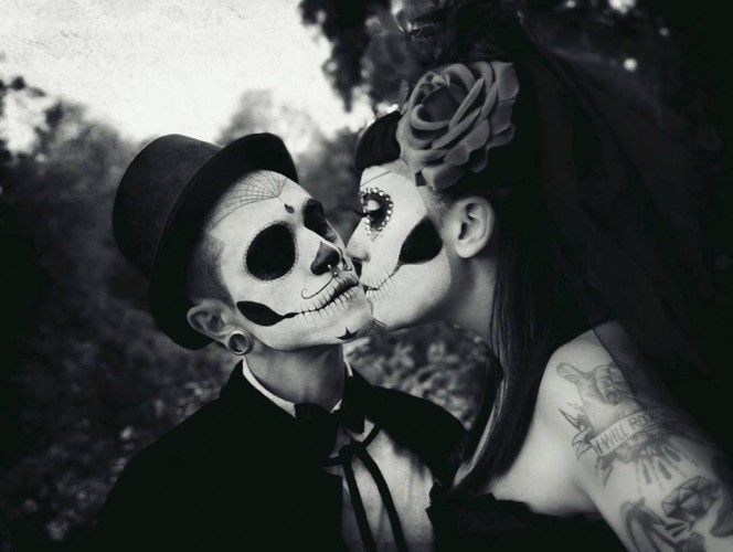 Они так пугали друг друга отсутствием юмора, что умерли от страха.