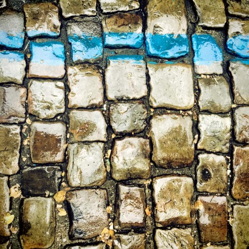 Прямая дорога к счастью всегда ведёт в тупик.Счастье не может быть целью, это побочный продукт достижения аутентичной цели. Пойду-ка я по кривой дорожке.