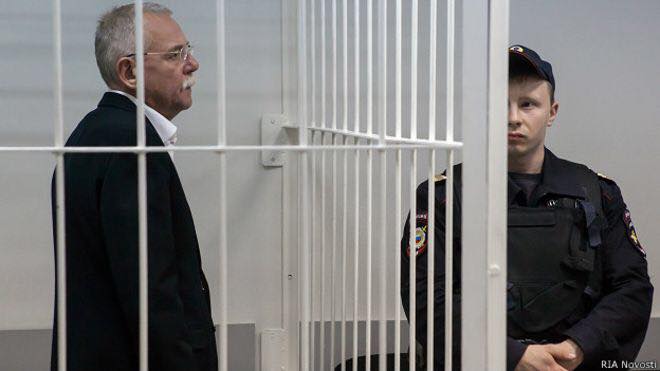 Наступая на грабли, грабил награбленное непосильным трудом.