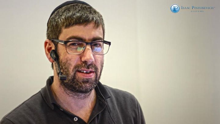 Ицхак Пинтосевич, эксперт в системном развитии личности и бизнеса, в статье на своем сайте утверждает, что можно использовать "Ботокс как средство от депрессии... После того как люди получают инъекции ботокса, чтобы избавиться от морщин, вместе с морщинами у них исчезает также и способность строить горестные и «кислые» гримасы. Врачи полагают, что предотвращение внешних проявлений негативных эмоций помогает изменить и внутреннее восприятие". Думаю, это действует хорошо только на грустных, а на веселых, по идее, наоборот, в депрессию вгоняет.