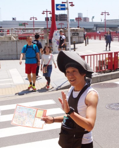 Ленив самурай, Пленников влом содержать. Он отправляет их в рай. Бабочку смысла видит во сне великий Мацуо Басё, Но не может её уловить, Всё ни то и ни сё. В поиска юная гейша: "Где же ты, мой самурай пожилой, отзовись! И рога на шлеме твоём заблестят ярче солнца". Самурай саке перебрав, Вышел на улицу в тёмную ночь. Не страшно ему, он стал теперь брав.