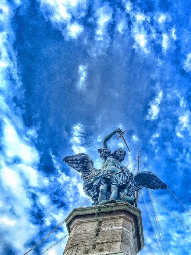 Меряться мертвецами терактов - тренд фейсбука. :(( "Чьи достойны большого уважения?"- главный вопрос для многих. Сама постановка вопроса уже провокационна и разжигает ненависть и к тому же антихристианская.