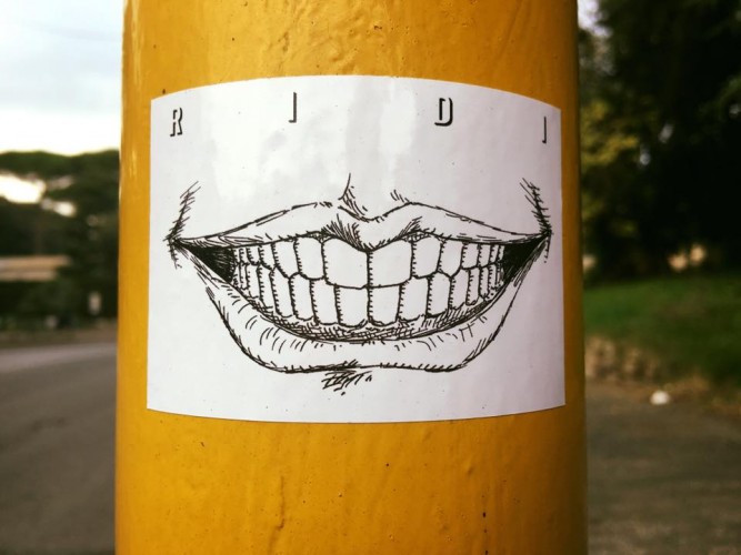 ФБстена. Он бился головой о стену плача, Что вызывало у друзей коменты ржача...