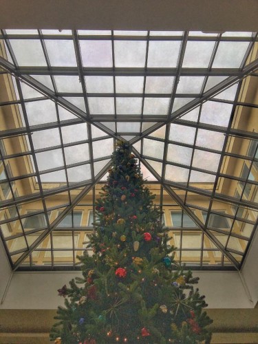 Праздник наступает на депрессию.