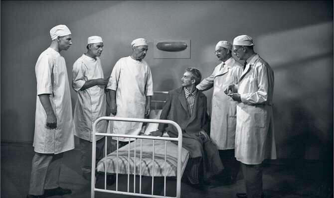 Любой дефицит в стране можно легко скомпенсировать гордостью за неё... так как отсутствует главный дефицит - в дураках...