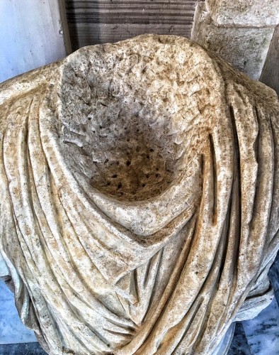 Рим. Статуи зачастую изготовляли со сменной головой, не пропадать же зря туловищу, если оно лишится головы...