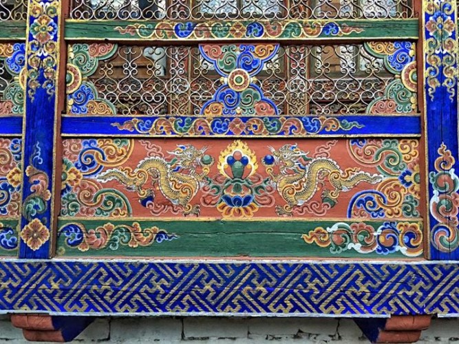 Чем отличается Бутан от Непала? 1. Непал, условно говоря, имеет три уровня: 0-700м, 700м - 3км и выше 3км. Бутан же почти весь высокогорный. 2. Бутанцы, в основном, представлены монголоидной расой, а непальцы больше похожи на индусов. 3. В Бутане гораздо больше проникновение английского языка, все образование идет на английском языке: физике, математике учат на английском. 4. Бутанцы чем-то косят под японцев: ходят в кимоно,но это чисто внешнее сходство. У Бутана особые отношения с Японией: Япония помогает строить им современное общество. 5. Бутан, как мне показалось, в среднем более богат. 6. Бутанцы более чистоплотны: это можно сразу сказать по туалетам в аэропорту и по номеру в гостинице. 7. Бутан существенно дороже.