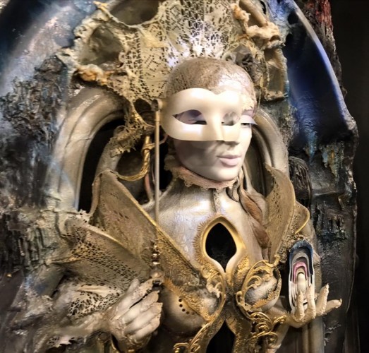 Не люди заполняют своё время, а время заполняет собой людей...