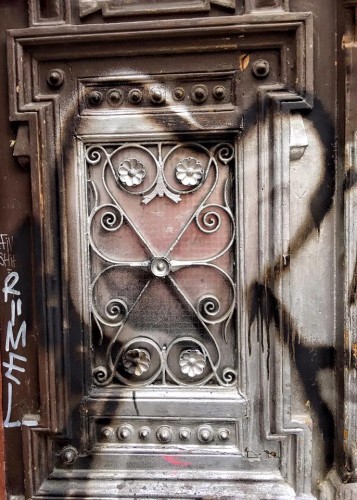 Понять можно всё, если не пытаться это обьяснить...