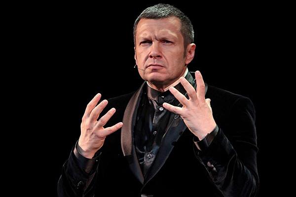 От того, как некоторые встают с колен, у нормальных людей подгибаются ноги.