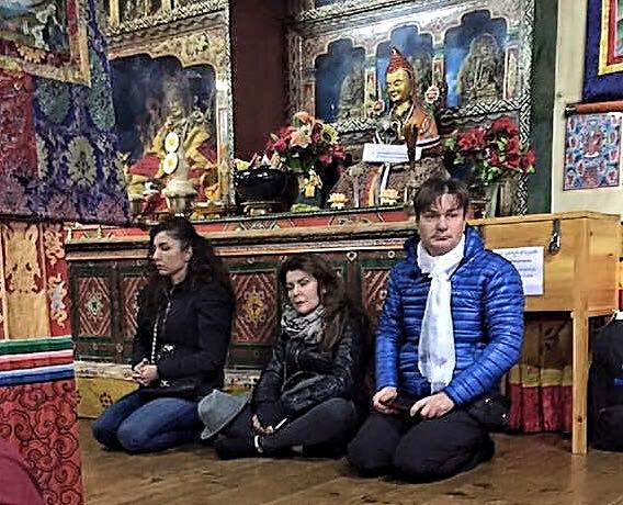 За молитвой  Это служба в женском монастыре ...девочки от 6 лет...средний возраст лет 13-14...образование - 3 часа в день молитвы на санскрите...душераздирающее ощущение, хотя детям нравится.