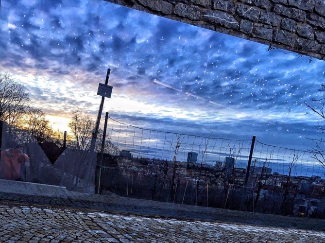 Быть не таким, как все, еще не означает быть собой.