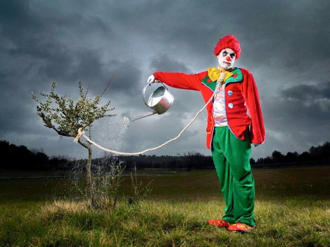 Присутствовать при своей смерти удаётся всем, чего нельзя сказать о жизни...